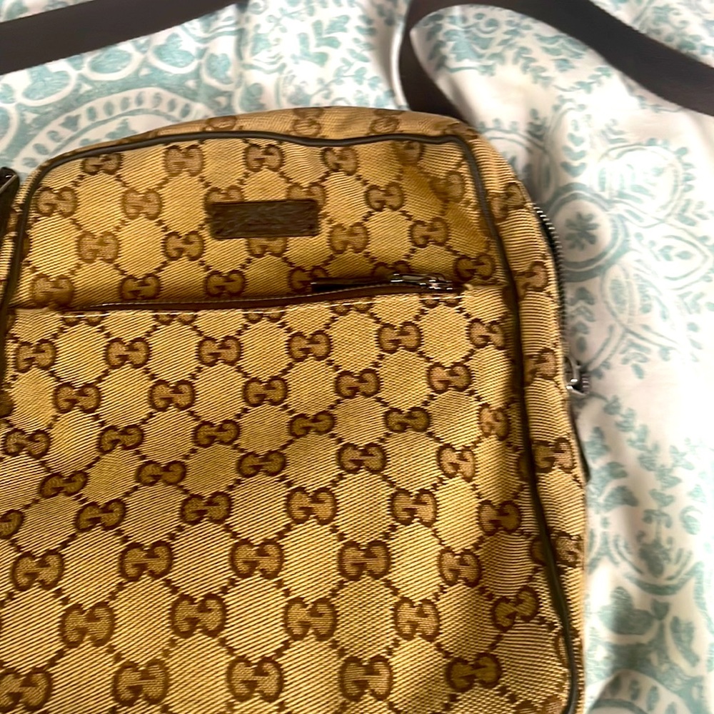 Like new Authentic Gucci bag perfect for summer